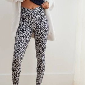 Aerie Chill Play Move High Waisted Leggings Snow Leopard Print Sz M